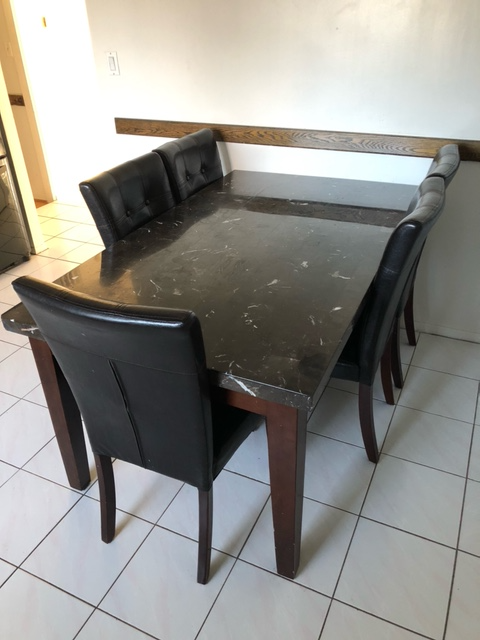 Table et 5 chaises | Dining Set with table and 5 Chairs