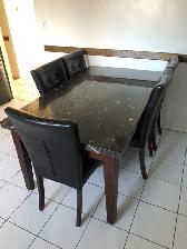 Table et 5 chaises | Dining Set with table and 5 Chairs