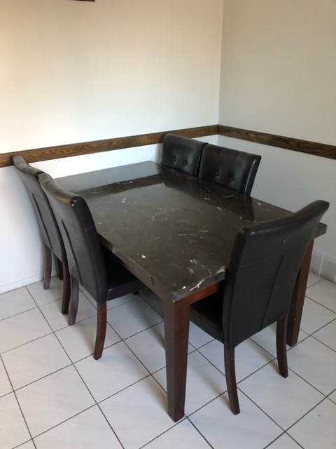 Table et 5 chaises | Dining Set with table and 5 Chairs - Photo 2