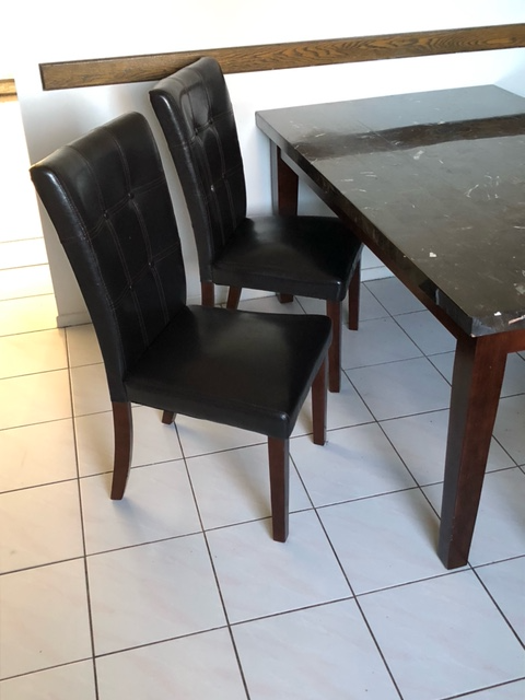 Table et 5 chaises | Dining Set with table and 5 Chairs - Photo 3