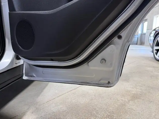 2017 Ford Escape SE / Front Wheel Drive / Heated Seating / r Cam - Photo 22