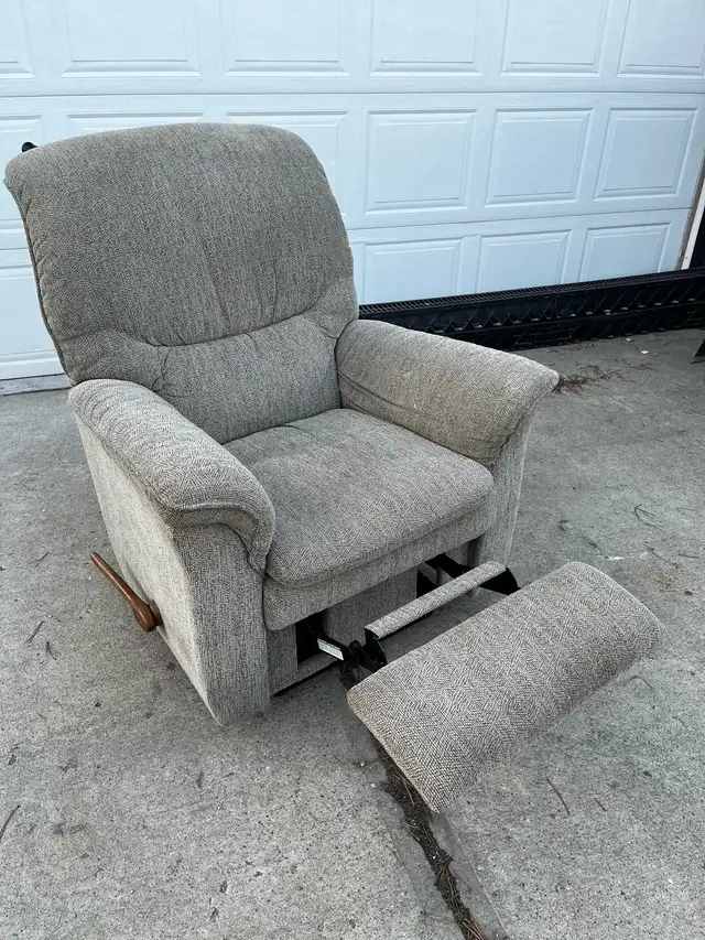 recliner in good shape - Photo 2
