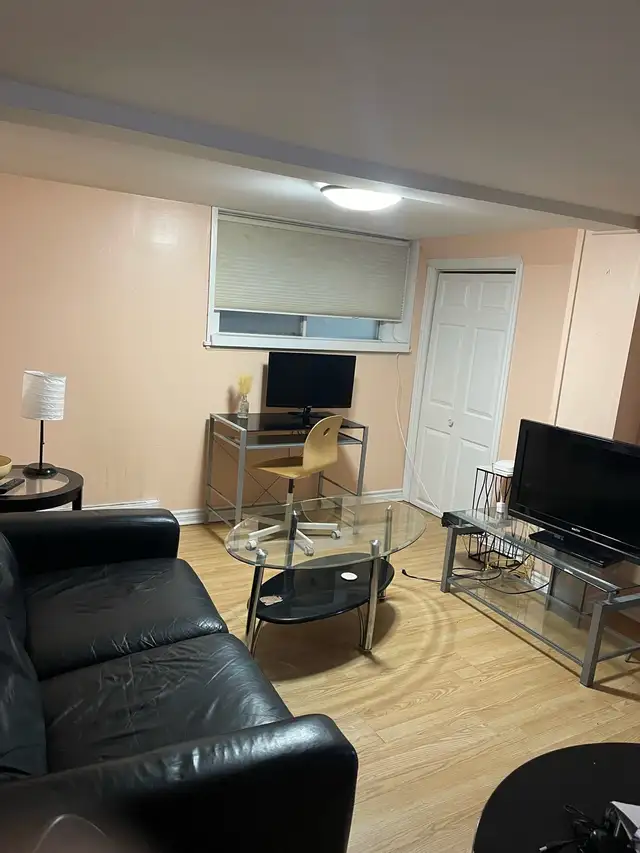 Beautiful Black Leather Love Seat & Free delivery - Photo 2