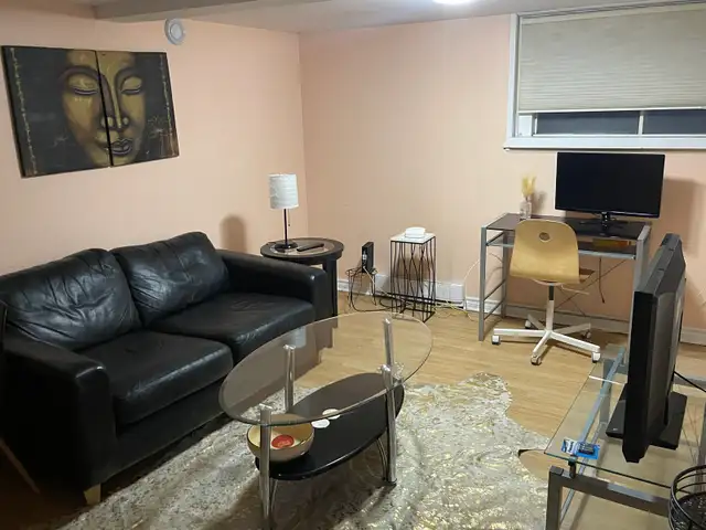 Beautiful Black Leather Love Seat & Free delivery - Photo 4