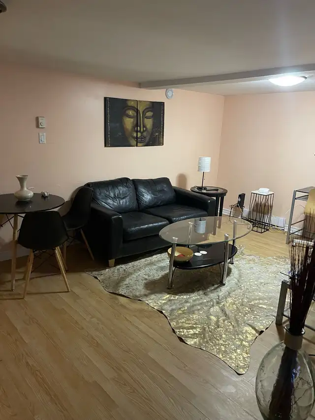 Beautiful Black Leather Love Seat & Free delivery - Photo 5