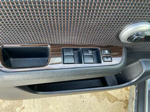 2012 NISSAN VERSA SL HATCHBACK - Photo 9