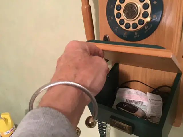 VINTAGE THOMAS COLLECTORS EDITION PUSHBUTTON TELEPHONE - Photo 2