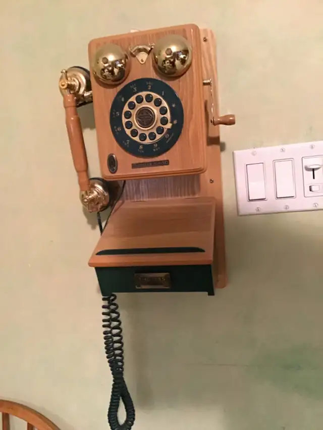 VINTAGE THOMAS COLLECTORS EDITION PUSHBUTTON TELEPHONE - Photo 3