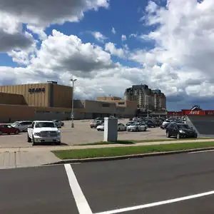 3 min Walk to SAIT - Private front driveway parking for rent - Photo 4