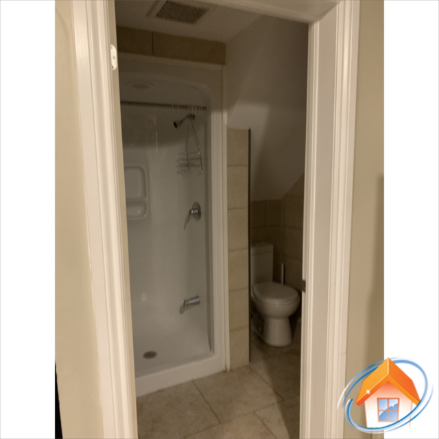 10min walk to McMaster! Reno house for 1 male student rental - Photo 5