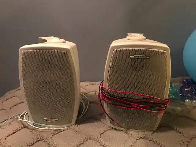 A pair of speakers