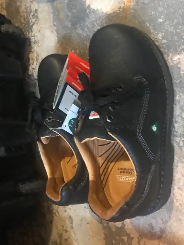Brand new man's steel toe safety shoes, size 8.5 - Photo 3