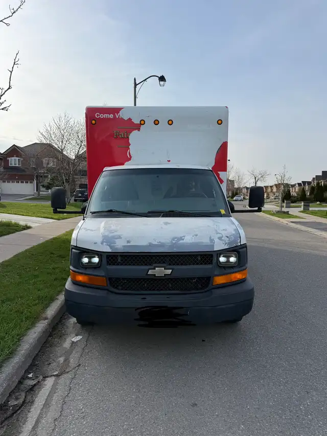 moving truck - Photo 2