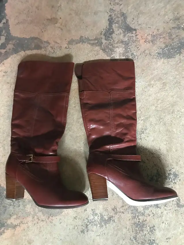 These stylish ladies' leather boots