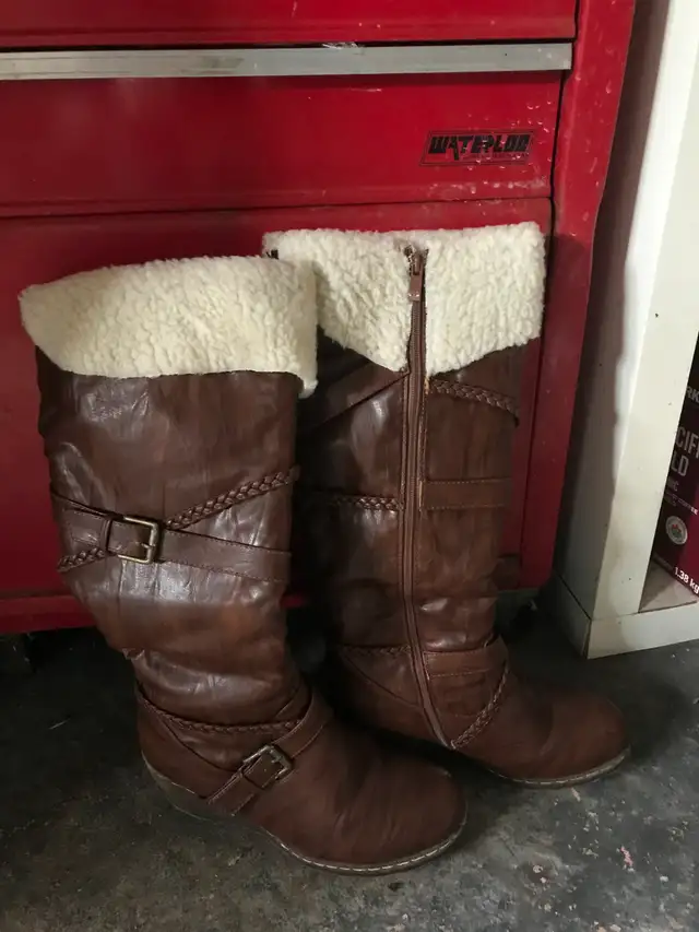 These stylish warm ladies' leather boots