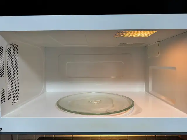 Whirlpool Range Hood/Microwave Oven (Read Ad) - Photo 3