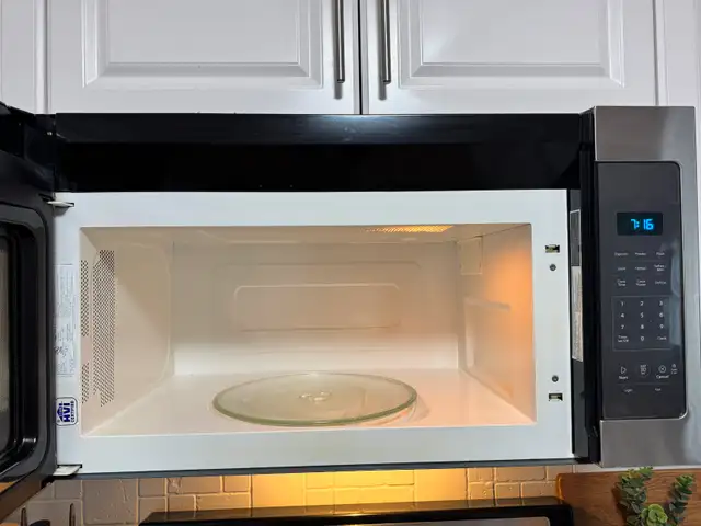 Whirlpool Range Hood/Microwave Oven (Read Ad) - Photo 4