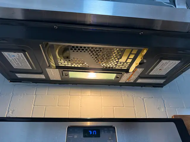 Whirlpool Range Hood/Microwave Oven (Read Ad) - Photo 5