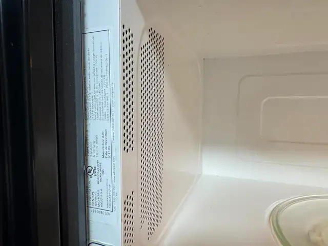 Whirlpool Range Hood/Microwave Oven (Read Ad) - Photo 6