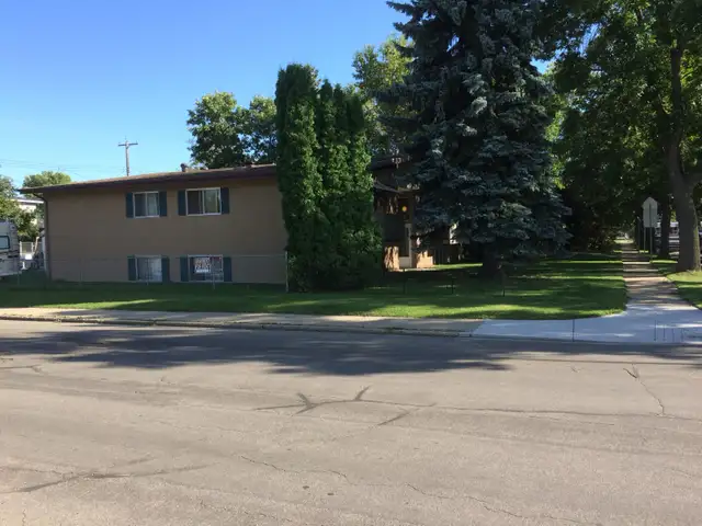 3 B/R apartment across from school - Photo 2