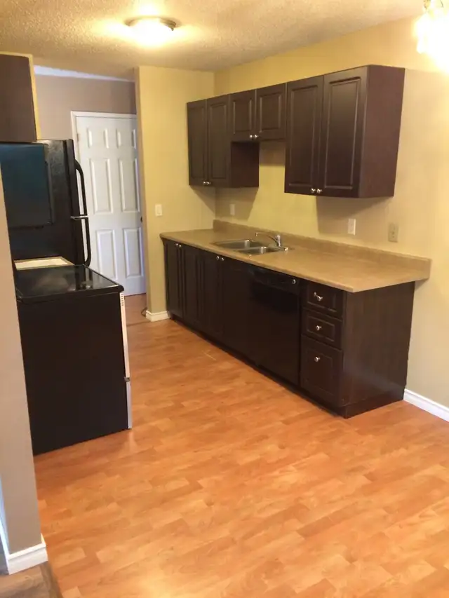 3 B/R apartment across from school - Photo 3