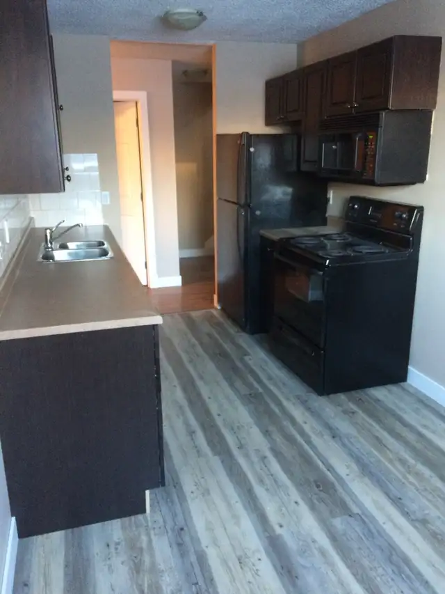 3 B/R apartment across from school - Photo 5