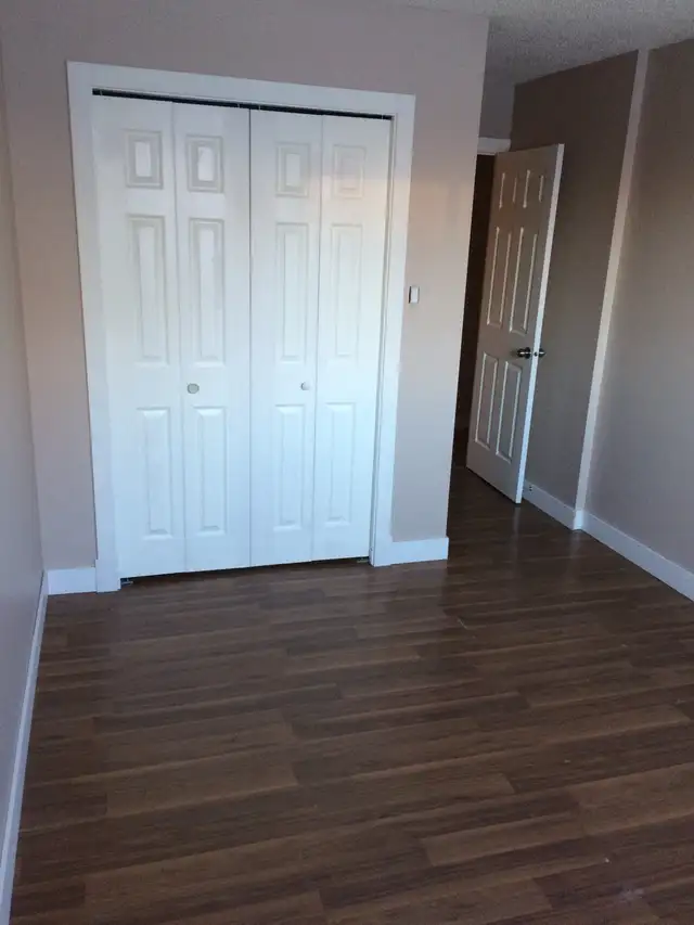 3 B/R apartment across from school - Photo 6