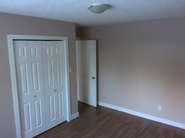 3 B/R apartment across from school - Photo 8