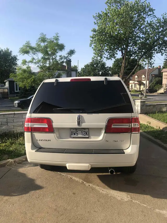 Lincoln Navigator - Photo 2