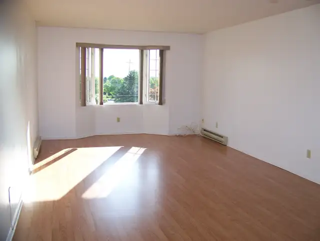 RIVERVIEW ACROSS CALL CENTER - 2 BDRM APARTMENT - Photo 2