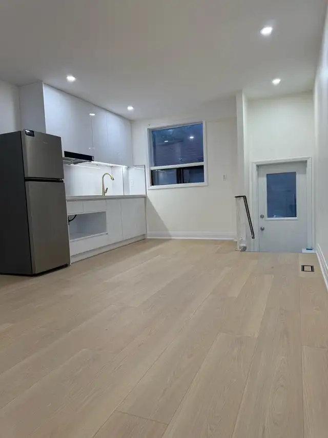 Downtown Toronto one newly renovated studio available May 1st - Photo 2