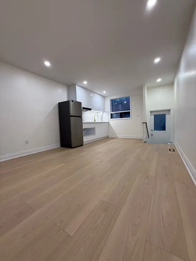 Downtown Toronto one newly renovated studio available May 1st - Photo 4