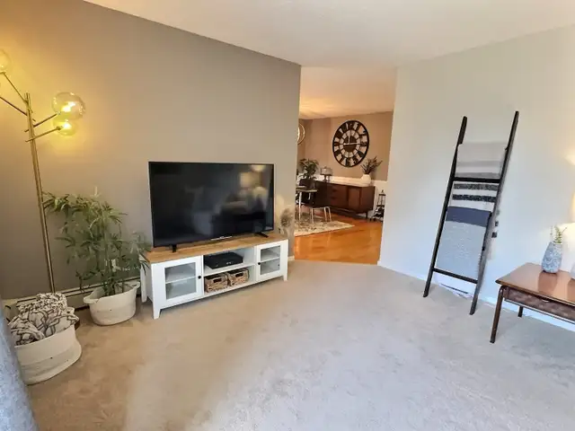 Gorgeous 2 Bedroom 1.5 Bath & Underground Parking - Photo 2