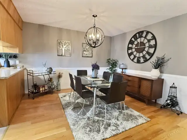 Gorgeous 2 Bedroom 1.5 Bath & Underground Parking - Photo 3