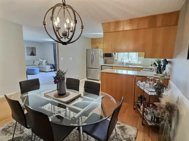 Gorgeous 2 Bedroom 1.5 Bath & Underground Parking - Photo 4