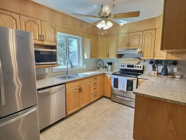 Gorgeous 2 Bedroom 1.5 Bath & Underground Parking - Photo 5