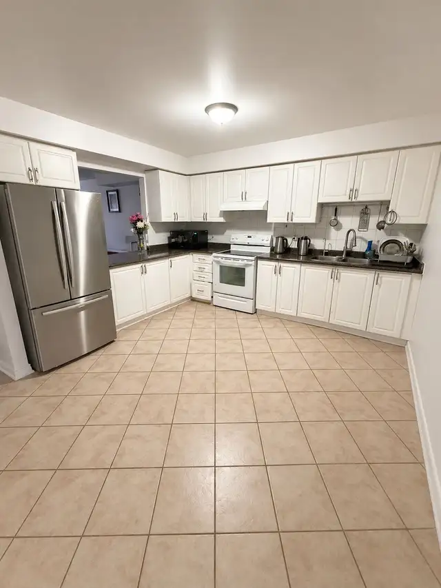 Main Floor Townhouse for Rent – Available June 15 - Photo 2