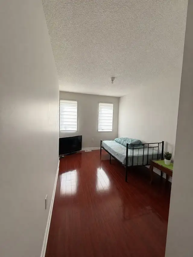 Main Floor Townhouse for Rent – Available June 15 - Photo 4