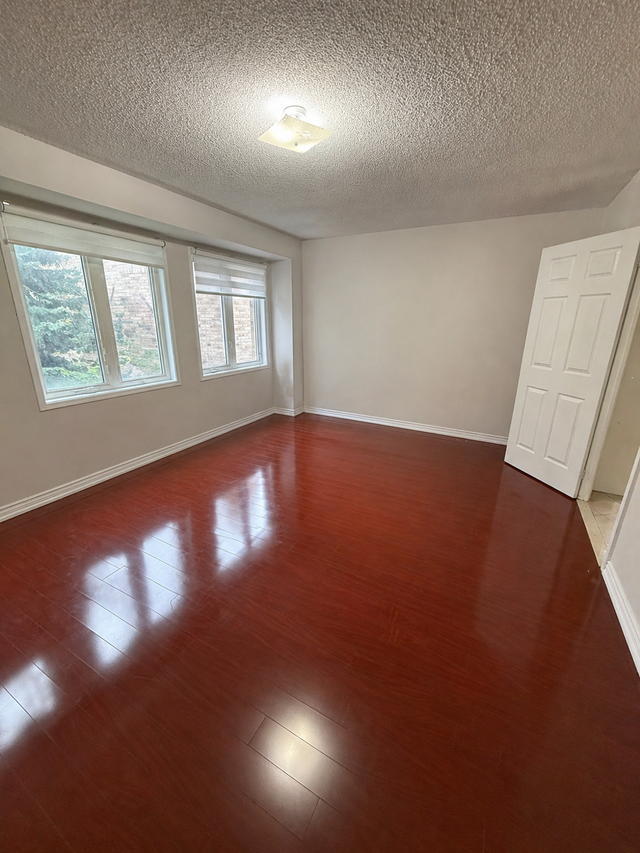 Main Floor Townhouse for Rent – Available June 15 - Photo 9