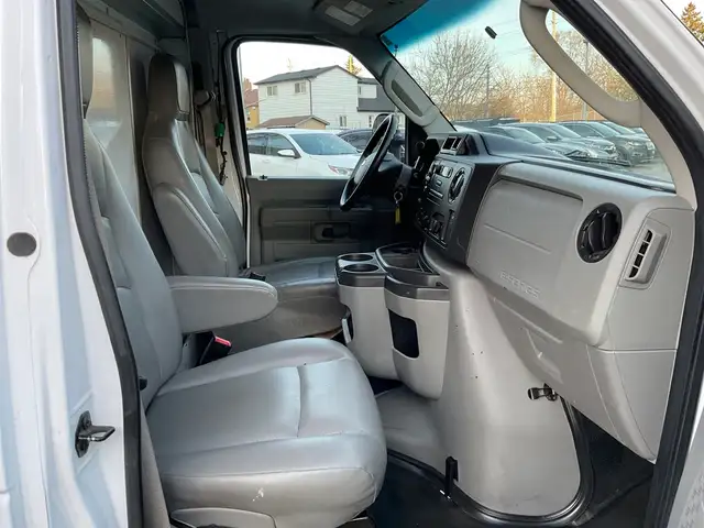 2017 Ford Econoline E450 - COMMERCIAL CUTAWAY CUBE VAN! DRW! AC! - Photo 9