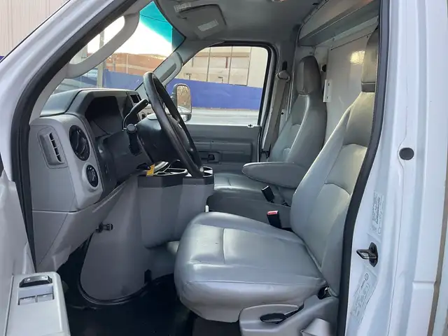 2017 Ford Econoline E450 - COMMERCIAL CUTAWAY CUBE VAN! DRW! AC! - Photo 10