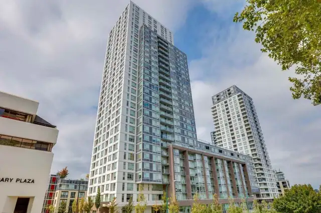 Stunning Sub-Penthouse with 270° Views: Downtown & North Shore