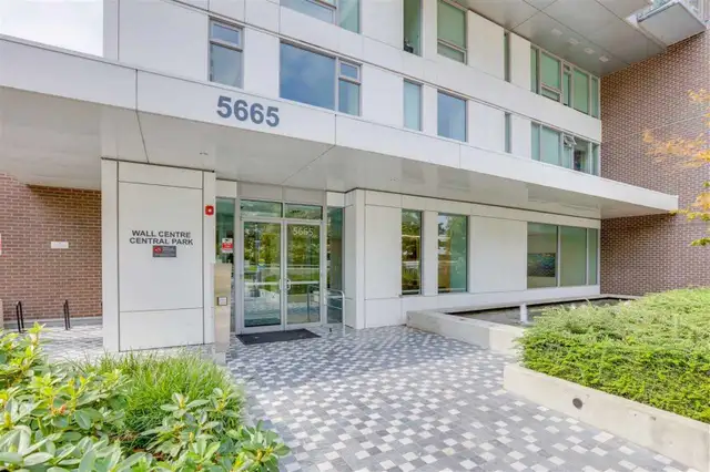 Stunning Sub-Penthouse with 270° Views: Downtown & North Shore - Photo 2