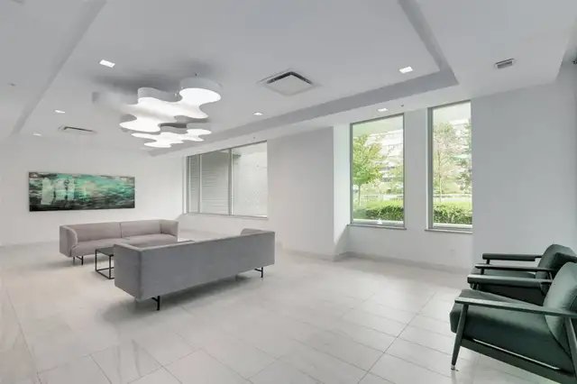 Stunning Sub-Penthouse with 270° Views: Downtown & North Shore - Photo 3