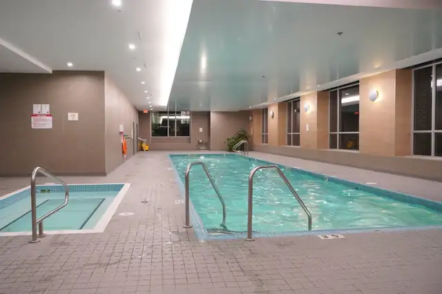 Stunning Sub-Penthouse with 270° Views: Downtown & North Shore - Photo 4