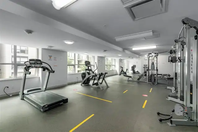 Stunning Sub-Penthouse with 270° Views: Downtown & North Shore - Photo 5