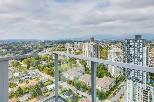 Stunning Sub-Penthouse with 270° Views: Downtown & North Shore - Photo 6