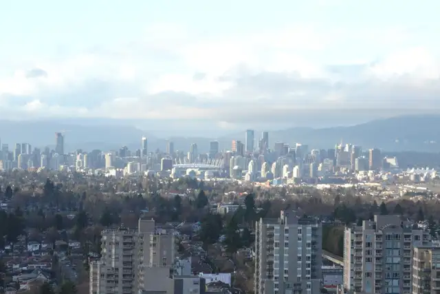 Stunning Sub-Penthouse with 270° Views: Downtown & North Shore - Photo 7