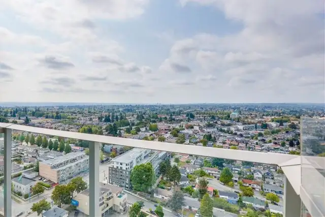 Stunning Sub-Penthouse with 270° Views: Downtown & North Shore - Photo 8