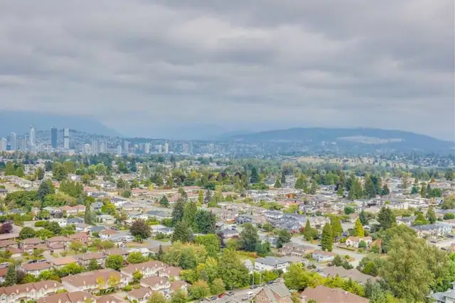 Stunning Sub-Penthouse with 270° Views: Downtown & North Shore - Photo 9